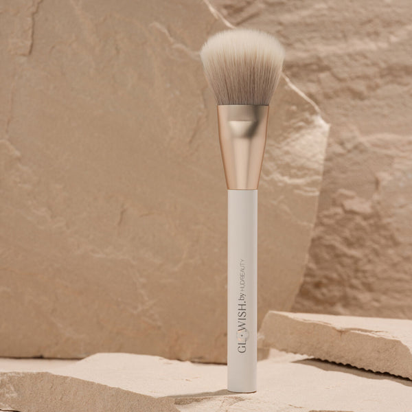 HUDA BEAUTY Glowish Bronze Complexion Brush