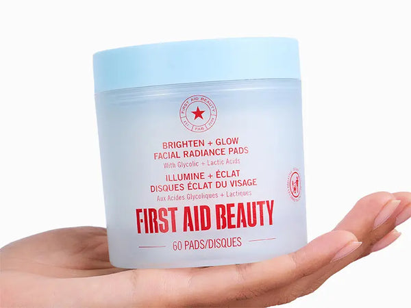 FIRST AID BEAUTY Brighten + Glow Facial Radiance Pads