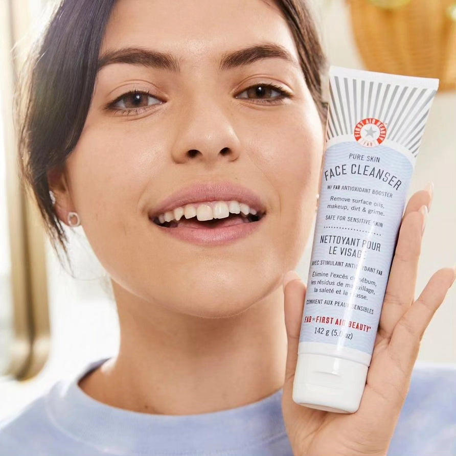 FIRST AID BEAUTY Pure Skin Cleanser