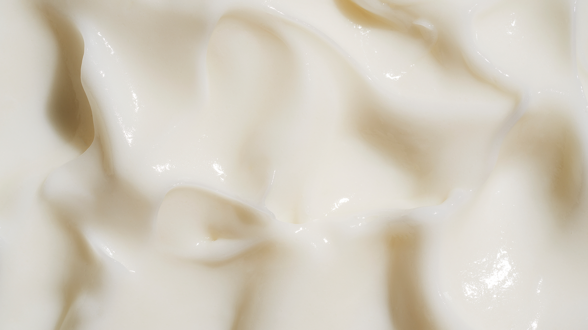 isima All In Restorative Leave-In Conditioner cream texture
